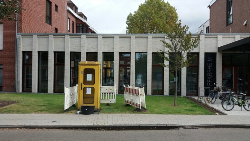 Büchertelefonzelle steht nun vor Pfarrheim (25. September)